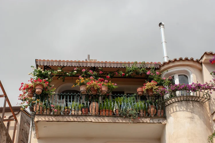 Sbattere la tovaglia dal balcone è reato?