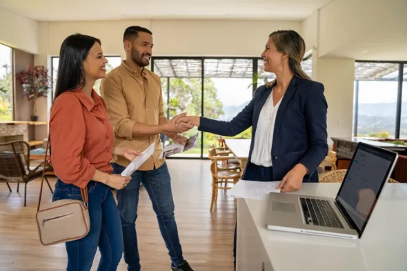 agente immobiliare mostra casa ad una coppia