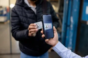 persona mostra carta d'identità