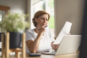 una persona legge un documento