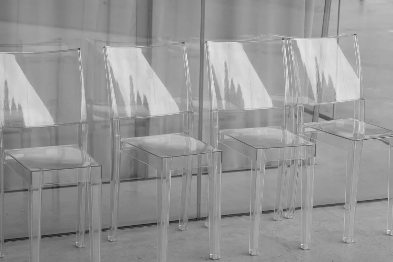 Come arredare con il plexiglass, tra design e comodità