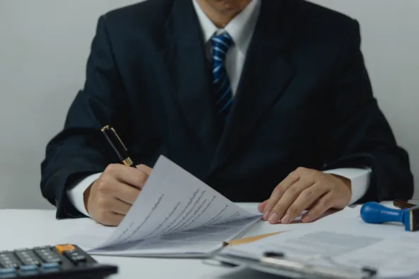 persona firma un contratto