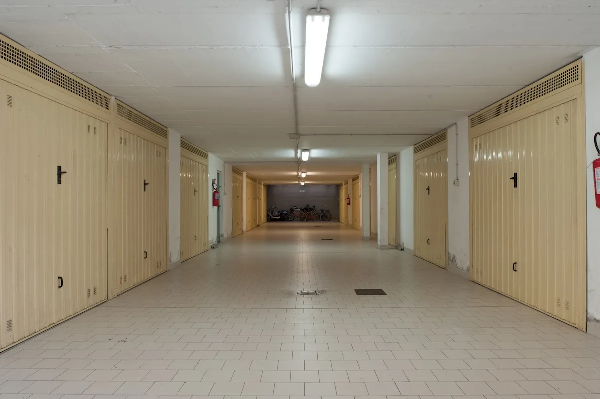 Uso improprio del box condominiale: rischi, limiti d’uso e risarcimento dei danni