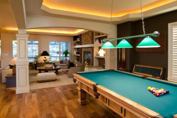 biliardo nella sala giochi in casa
