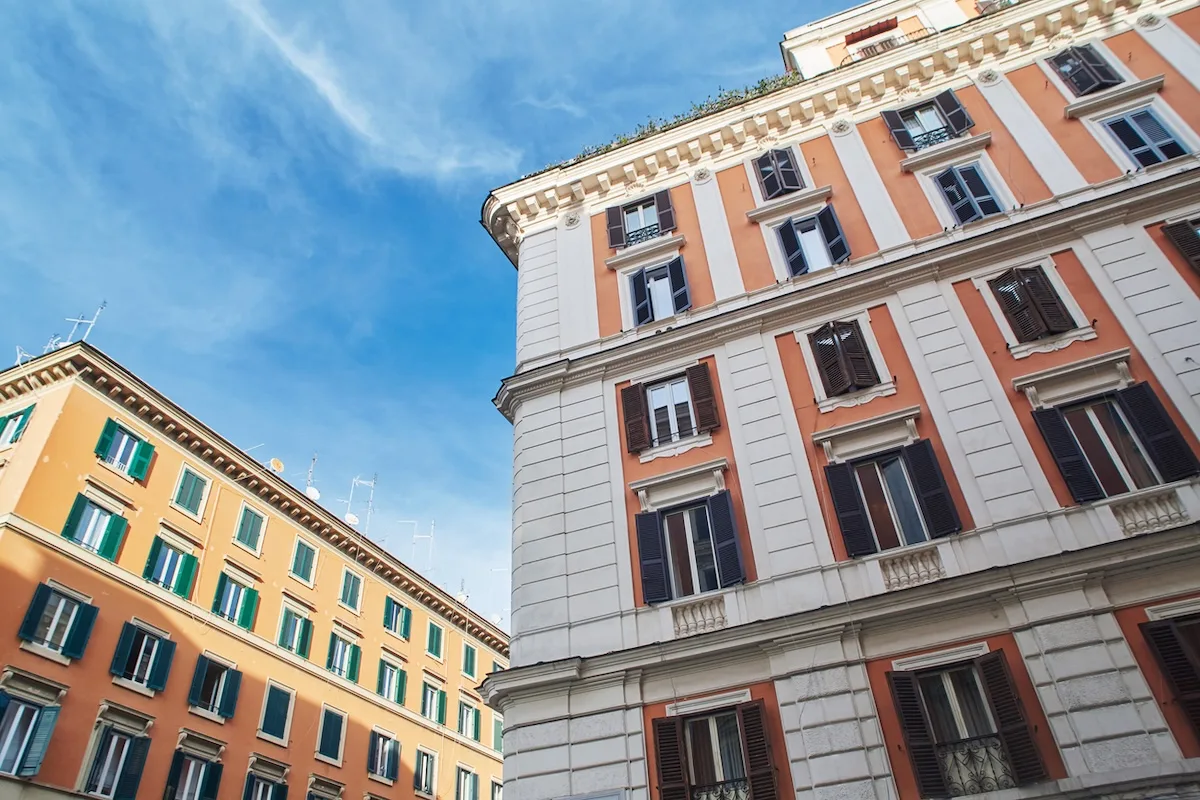 È legale esporre pubblicità su spazi condominiali?