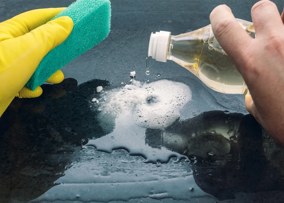 L’aceto per le pulizie domestiche: i benefici, i rischi e come usarlo