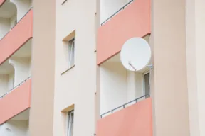 antenna sul balcone di un condominio