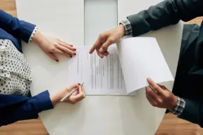 persone firmano un contratto