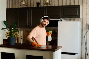 una persona pulisce casa