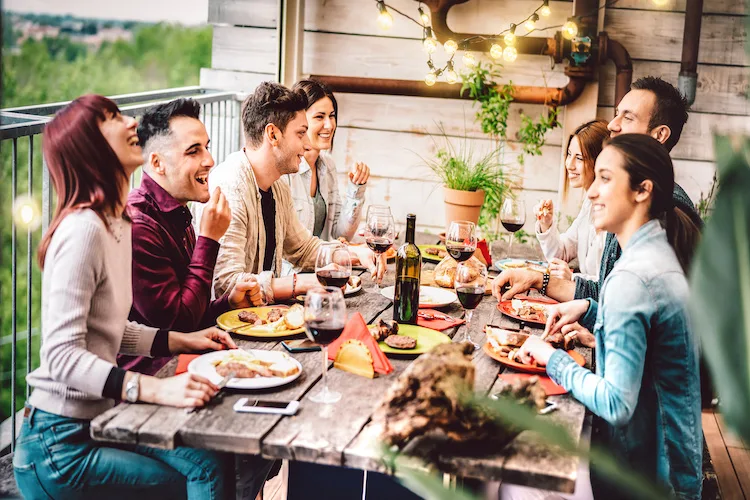 Come organizzare l’angolo happy hour sul balcone di casa