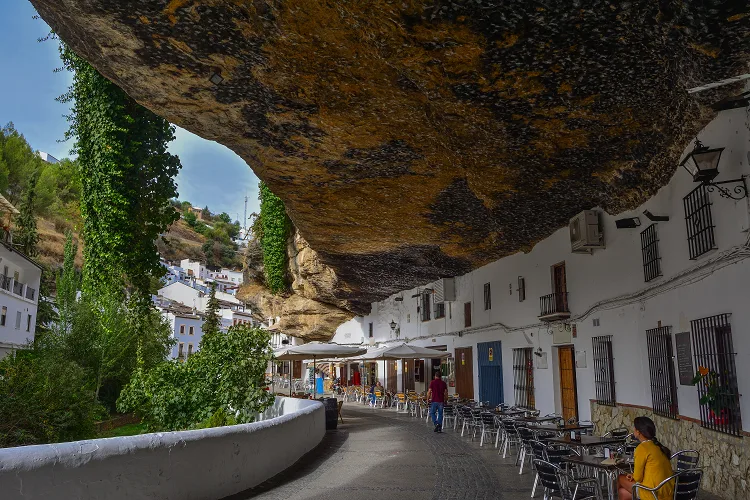 Setenil de Las Bodegas, Andalusia: cosa vedere e perché visitarlo