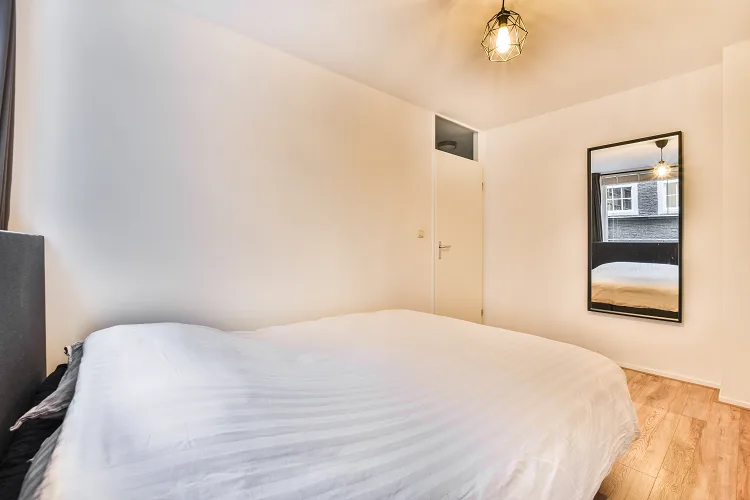 Perché non si dovrebbe mettere lo specchio di fronte al letto?