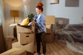 una persona con una pianta in mano