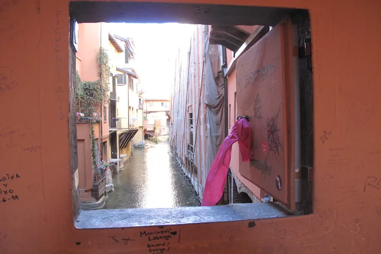 Bologna e i suoi segreti: la finestrella di via Piella nascosta sui canali