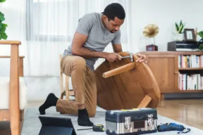 una persona aggiusta il tavolo di legno