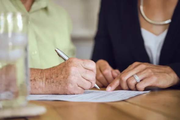 persone firmano un documento