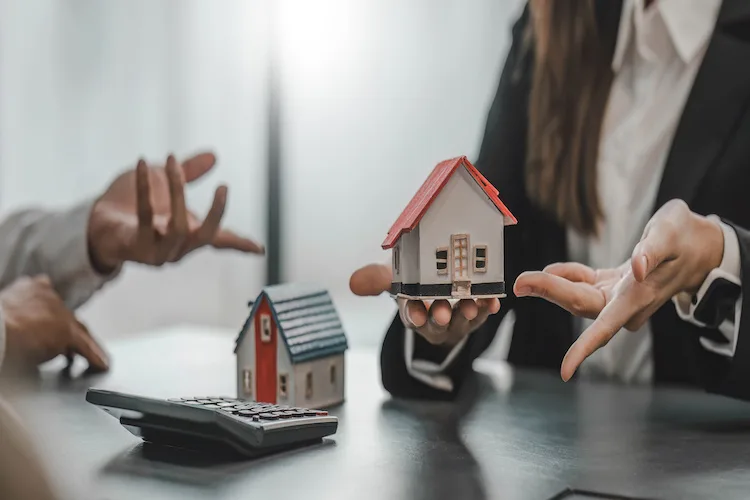 Residenza all’estero, ma domicilio in Italia: si può?