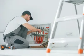 operaio sistema impianto idraulico