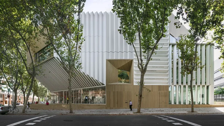 A Barcellona c’è una biblioteca che sembra una pila di libri