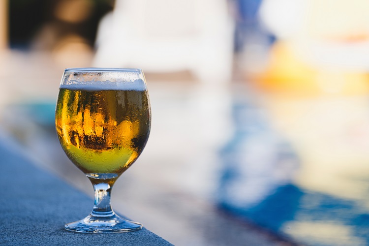 Birra in piscina