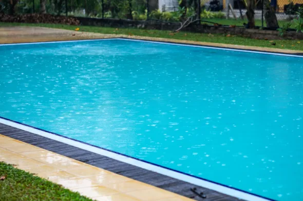 piscina durante un temporale