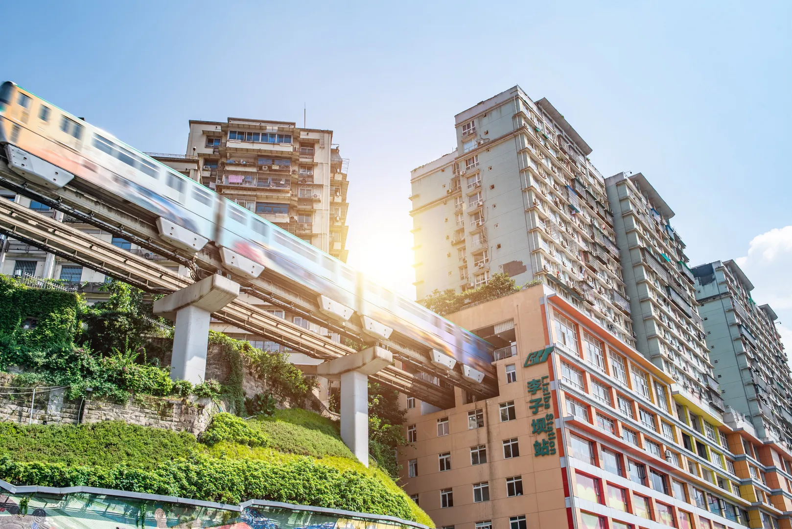 In Cina una metropolitana passa dentro un condominio