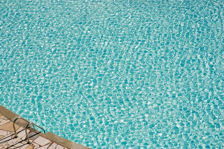 Piscina di casa: 10 idee per decorarla