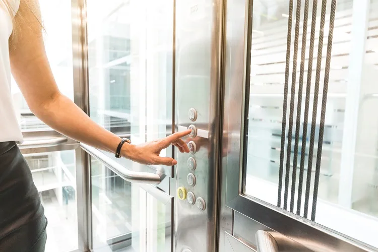 Chi abita al piano terra deve pagare le spese dell’ascensore?