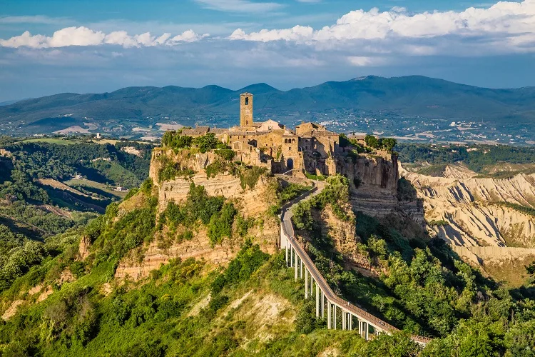 Perché Civita di Bagnoregio è “la città che muore”: alla scoperta del paese fantasma nel cuore d’Italia