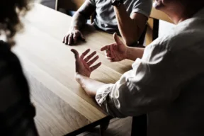 persone in assemblea