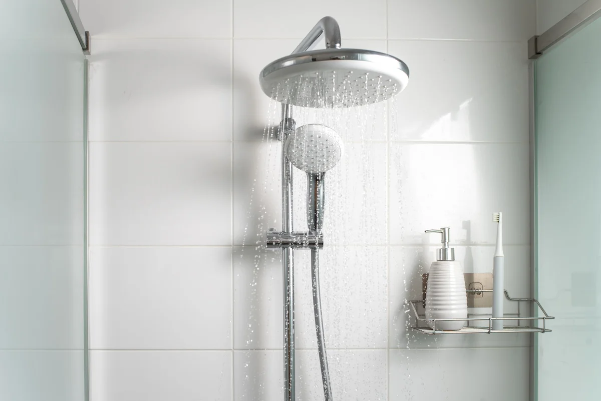Si consuma più acqua con la doccia o con la vasca da bagno?