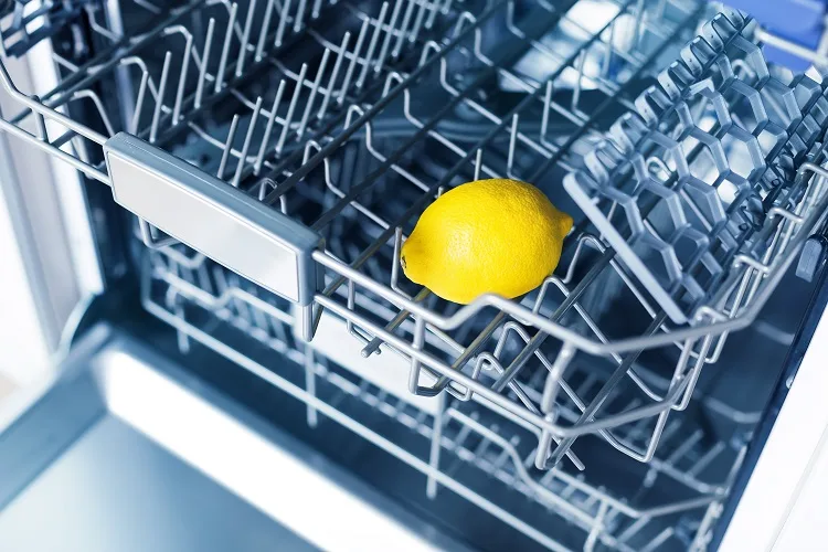 A cosa serve mettere un limone in lavastoviglie?