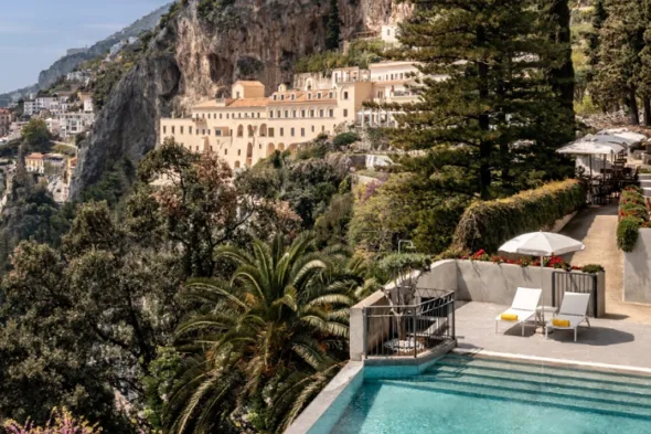 Il National Geographic ha premiato l'Anantara Convento di Amalfi Grand Hotel come miglior albergo al mondo per una fuga romantica.