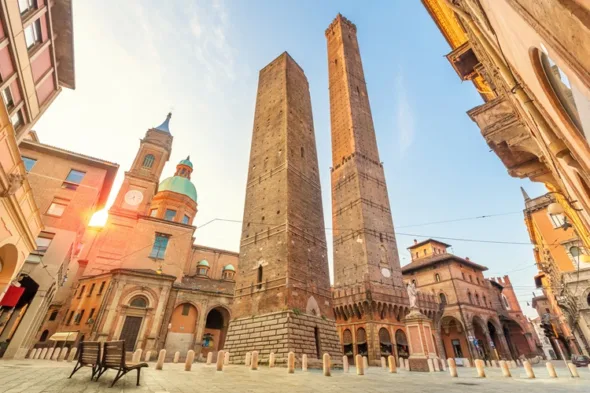 Bologna, Torre Garisenda a rischio crollo tutte le torri pendenti in Italia e in giro per il mondo