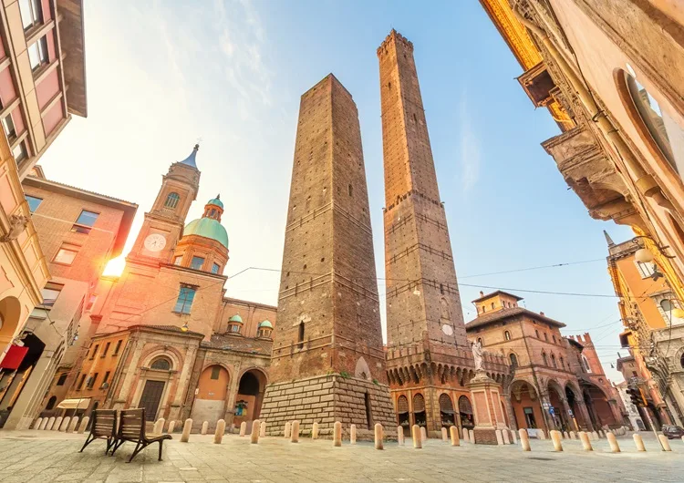 Bologna, Torre Garisenda a rischio crollo: tutte le torri pendenti in Italia e in giro per il mondo