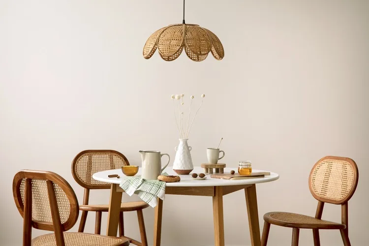 Come illuminare il tavolo da pranzo con lampade scultoree e maxi