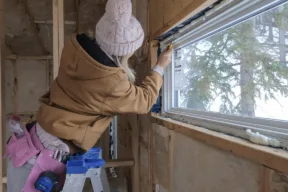 donna che isola finestra