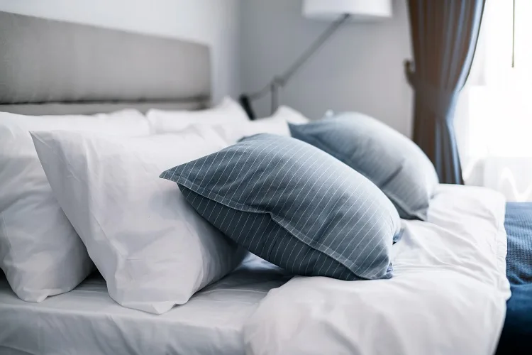 Dormire con due cuscini fa bene o male? Le conseguenze per reflusso, cervicale e schiena
