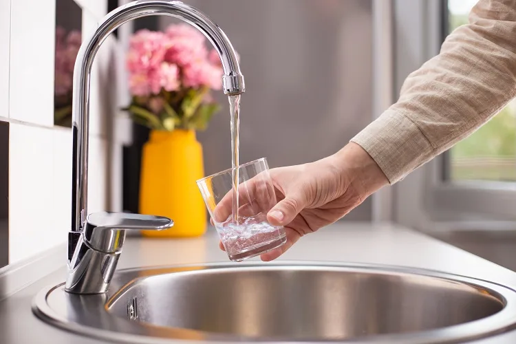 L’acqua del rubinetto si può bere o fa male?