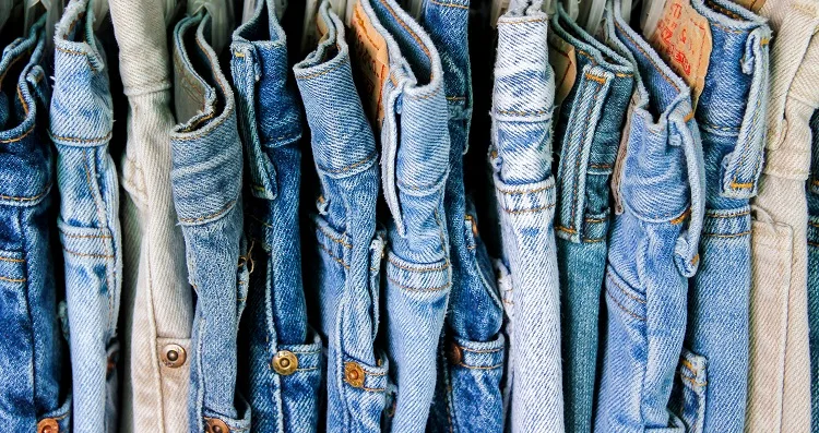 Mettere i jeans in freezer serve davvero per lavarli?