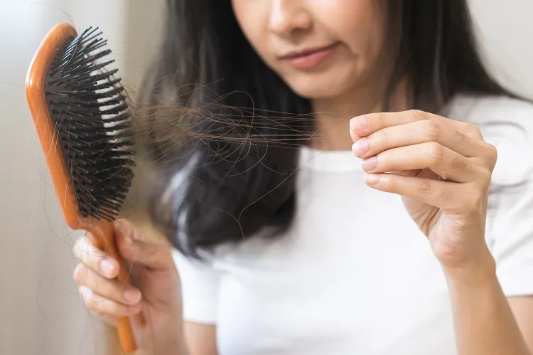 Perché non dovresti mai buttare i capelli nel water