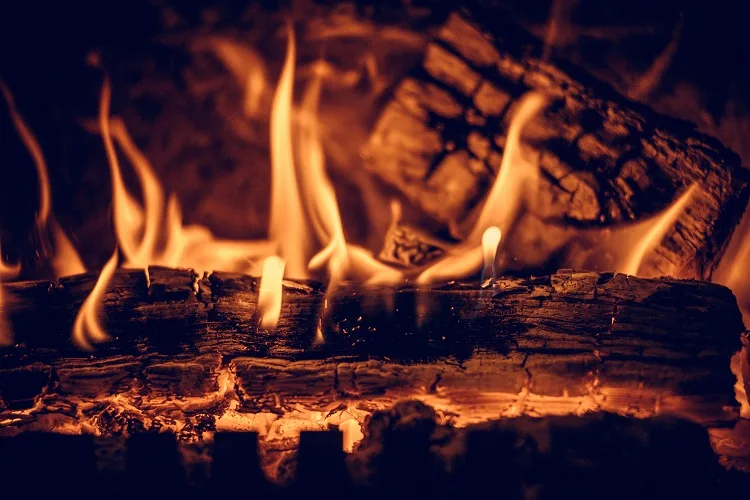 Posso bruciare nel camino resti di vecchi mobili di legno?