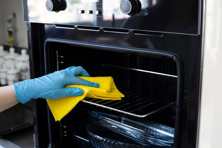 Pulire il forno con il metodo della tazza: bufala o rimedio efficace?