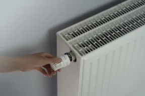 mano che gira manopola del termosifone