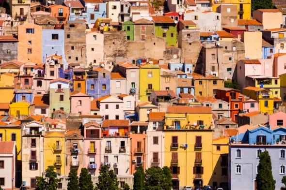 Non solo Burano: alla scoperta delle case colorate di Bosa
