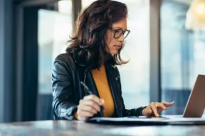 una persona al computer