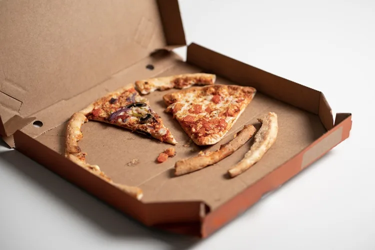 Dove buttare il cartone della pizza pulito e sporco