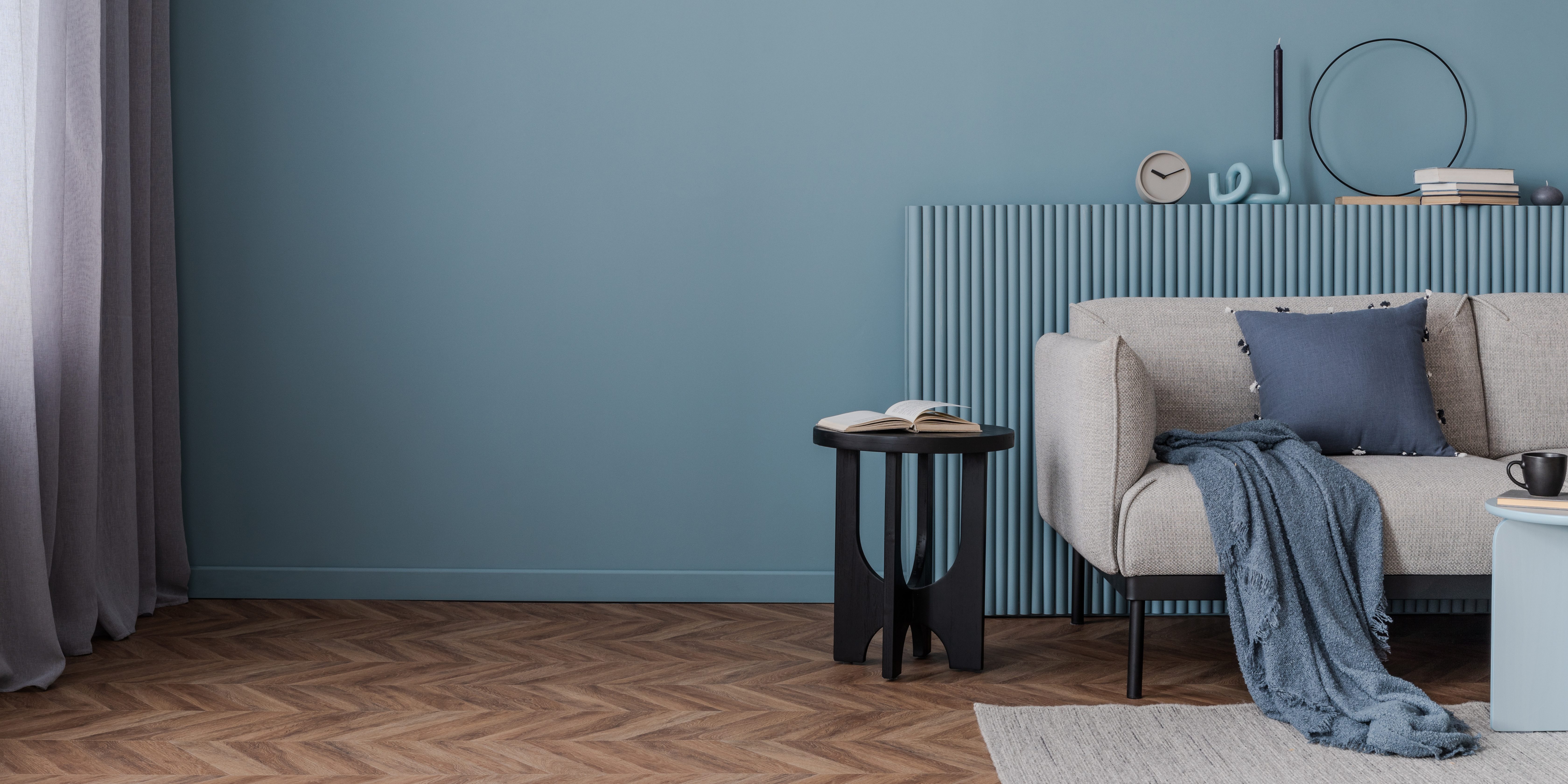 Quali sono i colori più adatti alla camera da letto per dormire meglio? camera da letto con parete e coperta in blu scuro