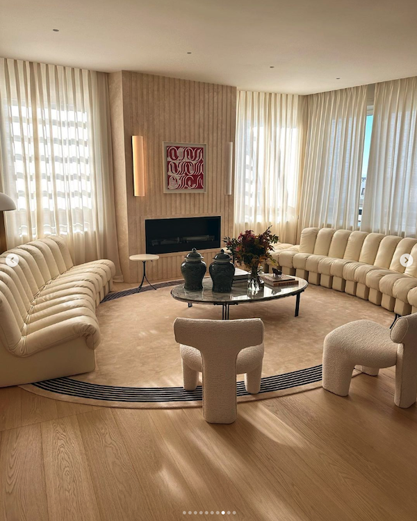 Di che marca è e quanto costa il divano di Chiara Ferragni nella nuova casa Il divano nella nuova casa dei Fwerragnez