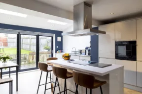 cucina con cappa e piano a induzione